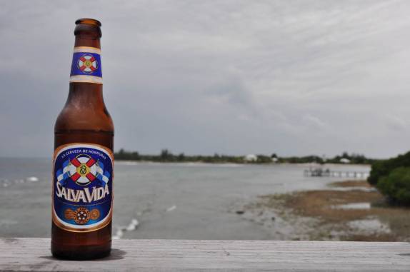 Cerveja popular no país, em Utila, ilha no litoral norte de Honduras